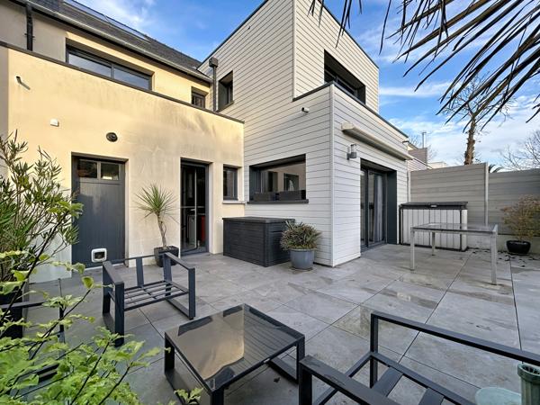 À moins de 10 minutes de Rennes et 10 minutes à pied du centre-ville de La Chapelle des Fougeretz.