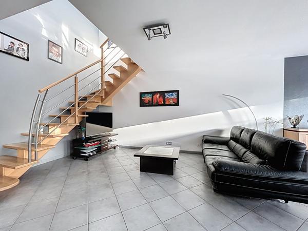 À moins de 10 minutes de Rennes et 10 minutes à pied du centre-ville de La Chapelle des Fougeretz.