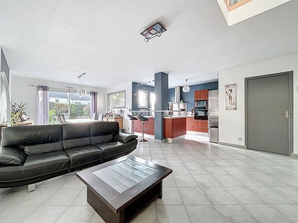 À moins de 10 minutes de Rennes et 10 minutes à pied du centre-ville de La Chapelle des Fougeretz.