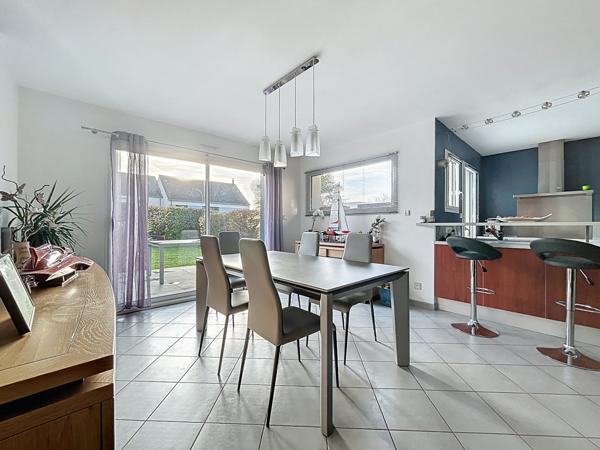 À moins de 10 minutes de Rennes et 10 minutes à pied du centre-ville de La Chapelle des Fougeretz.