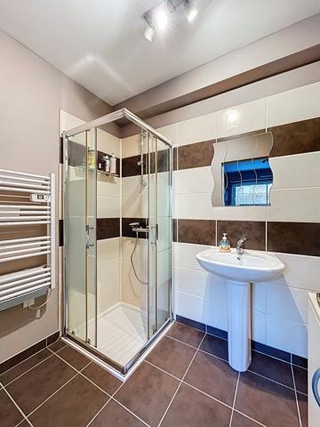 À moins de 10 minutes de Rennes et 10 minutes à pied du centre-ville de La Chapelle des Fougeretz.