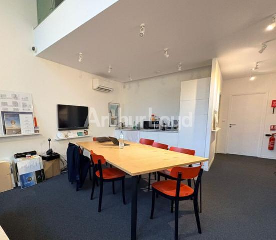 Bureaux à louer à Roubaix centre avec mezzanine et grande luminosité