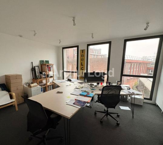 Bureaux à louer à Roubaix centre avec mezzanine et grande luminosité