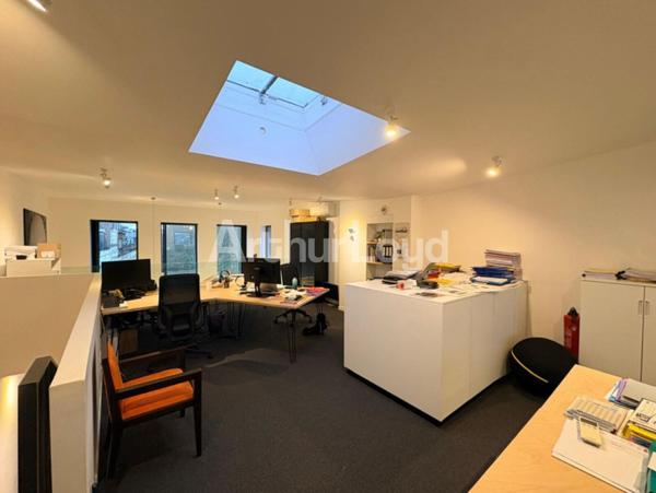 Bureaux à louer à Roubaix centre avec mezzanine et grande luminosité
