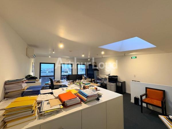 Bureaux à louer à Roubaix centre avec mezzanine et grande luminosité