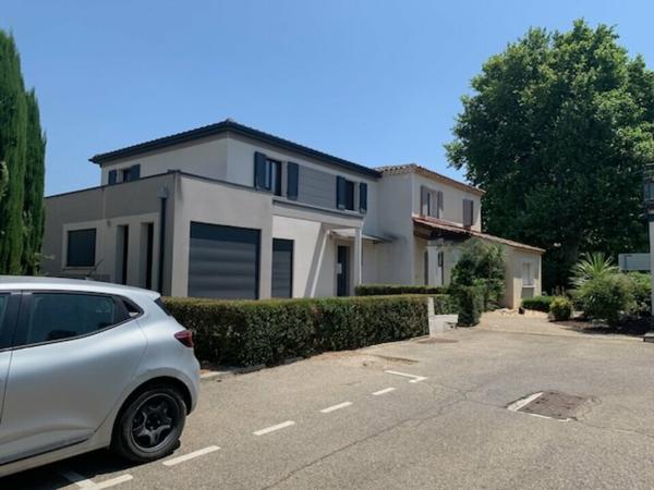 Bureaux à vendre Le Pontet zone commerciale, emplacement stratégique