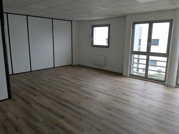 BUREAUX A LOUER - SURFACES DE 18 À 200M2 - TECHNOPOLE DU FUTUROSCOPE - ACCESSIBILITÉ RD910 ET A10 AISÉE