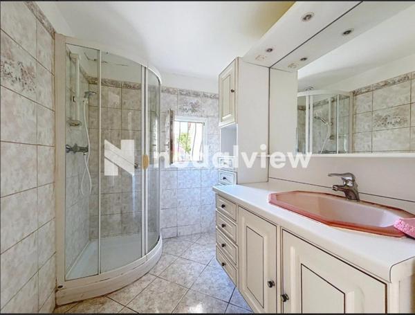 Maison à rénover, non mitoyenne et idéalement située