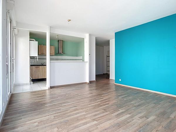 A vendre Angers Jean Moulin, les hauts de Saint Aubin aux pieds de l'arrêt de tramway Fratrenité. Appartement type 3, dernier étage, 2 chambres, terrasse, place de parking en sous-sol.