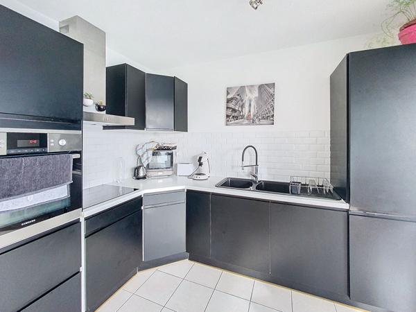 A vendre Angers les Hauts de Saint Aubin. Appartement type3, 2 chambres, 1er étage, chauffage individuel, place de parking en sous-sol.