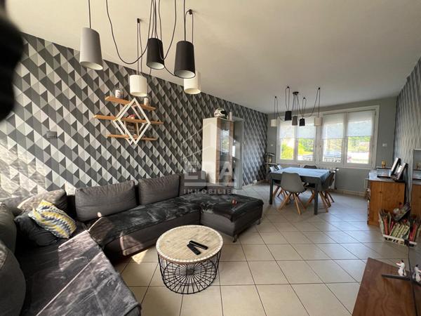 A vendre, Maison 4 chambres, sous-sol, garage et jardin.