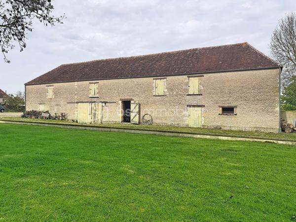 Découvrez cette maison à vendre, pleine de cachet et d'histoire. Avec ses 94 m² habitables, elle offre un espace de vie accueillant et fonctionnel. Située dans une zone paisible, elle vous promet un quotidien empreint de tranquillité.
Sa dépendance magnifique vous offre une possibilité d'aménagement multiples (appartements, stockage, salle de réceptions...)
Son terrain est également constructible et un projet d'aménagement est envisageable.

Cette maison se distingue par ses beaux volumes répartis sur 5 pièces, idéales pour aménager selon vos envies. L'agencement est à la fois convivial et pratique, parfait pour les amateurs de charme authentique. Son emplacement privilégié compense largement par les commodités environnantes et ses accès pratiques.
Le terrain 

Une occasion rare de revêtir un bien où le calme et la sérénité se conjugue avec un potentiel remarquable. Idéale pour les amoureux des demeures de caractère!