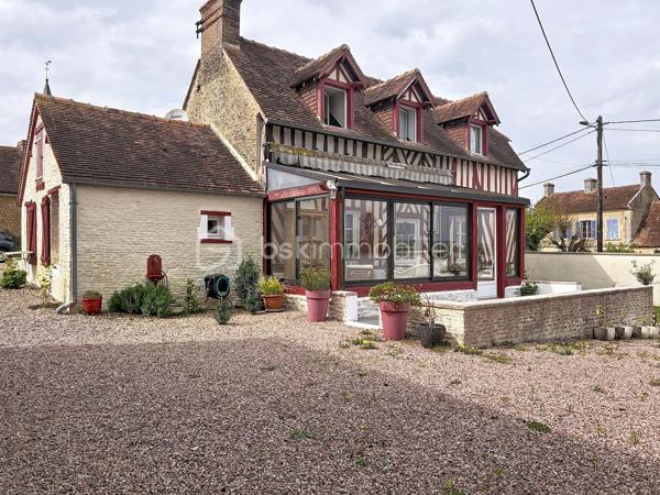 Découvrez cette maison à vendre, pleine de cachet et d'histoire. Avec ses 94 m² habitables, elle offre un espace de vie accueillant et fonctionnel. Située dans une zone paisible, elle vous promet un quotidien empreint de tranquillité.
Sa dépendance magnifique vous offre une possibilité d'aménagement multiples (appartements, stockage, salle de réceptions...)
Son terrain est également constructible et un projet d'aménagement est envisageable.

Cette maison se distingue par ses beaux volumes répartis sur 5 pièces, idéales pour aménager selon vos envies. L'agencement est à la fois convivial et pratique, parfait pour les amateurs de charme authentique. Son emplacement privilégié compense largement par les commodités environnantes et ses accès pratiques.
Le terrain 

Une occasion rare de revêtir un bien où le calme et la sérénité se conjugue avec un potentiel remarquable. Idéale pour les amoureux des demeures de caractère!