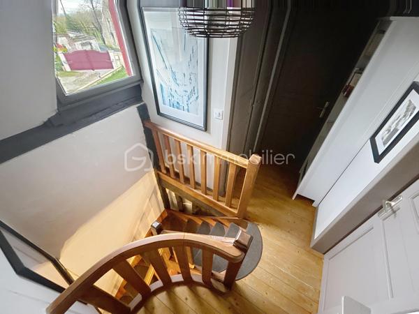 Découvrez cette maison à vendre, pleine de cachet et d'histoire. Avec ses 94 m² habitables, elle offre un espace de vie accueillant et fonctionnel. Située dans une zone paisible, elle vous promet un quotidien empreint de tranquillité.
Sa dépendance magnifique vous offre une possibilité d'aménagement multiples (appartements, stockage, salle de réceptions...)
Son terrain est également constructible et un projet d'aménagement est envisageable.

Cette maison se distingue par ses beaux volumes répartis sur 5 pièces, idéales pour aménager selon vos envies. L'agencement est à la fois convivial et pratique, parfait pour les amateurs de charme authentique. Son emplacement privilégié compense largement par les commodités environnantes et ses accès pratiques.
Le terrain 

Une occasion rare de revêtir un bien où le calme et la sérénité se conjugue avec un potentiel remarquable. Idéale pour les amoureux des demeures de caractère!