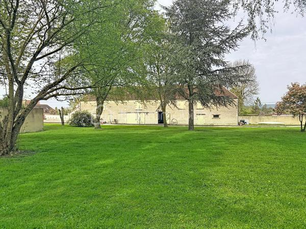 Découvrez cette maison à vendre, pleine de cachet et d'histoire. Avec ses 94 m² habitables, elle offre un espace de vie accueillant et fonctionnel. Située dans une zone paisible, elle vous promet un quotidien empreint de tranquillité.
Sa dépendance magnifique vous offre une possibilité d'aménagement multiples (appartements, stockage, salle de réceptions...)
Son terrain est également constructible et un projet d'aménagement est envisageable.

Cette maison se distingue par ses beaux volumes répartis sur 5 pièces, idéales pour aménager selon vos envies. L'agencement est à la fois convivial et pratique, parfait pour les amateurs de charme authentique. Son emplacement privilégié compense largement par les commodités environnantes et ses accès pratiques.
Le terrain 

Une occasion rare de revêtir un bien où le calme et la sérénité se conjugue avec un potentiel remarquable. Idéale pour les amoureux des demeures de caractère!