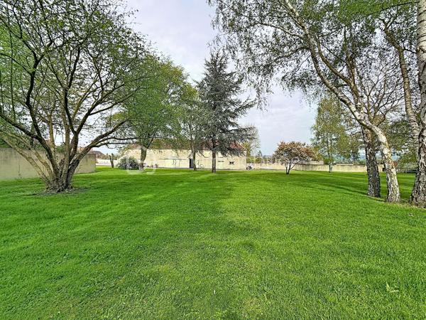 Découvrez cette maison à vendre, pleine de cachet et d'histoire. Avec ses 94 m² habitables, elle offre un espace de vie accueillant et fonctionnel. Située dans une zone paisible, elle vous promet un quotidien empreint de tranquillité.
Sa dépendance magnifique vous offre une possibilité d'aménagement multiples (appartements, stockage, salle de réceptions...)
Son terrain est également constructible et un projet d'aménagement est envisageable.

Cette maison se distingue par ses beaux volumes répartis sur 5 pièces, idéales pour aménager selon vos envies. L'agencement est à la fois convivial et pratique, parfait pour les amateurs de charme authentique. Son emplacement privilégié compense largement par les commodités environnantes et ses accès pratiques.
Le terrain 

Une occasion rare de revêtir un bien où le calme et la sérénité se conjugue avec un potentiel remarquable. Idéale pour les amoureux des demeures de caractère!