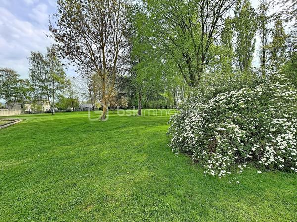 Découvrez cette maison à vendre, pleine de cachet et d'histoire. Avec ses 94 m² habitables, elle offre un espace de vie accueillant et fonctionnel. Située dans une zone paisible, elle vous promet un quotidien empreint de tranquillité.
Sa dépendance magnifique vous offre une possibilité d'aménagement multiples (appartements, stockage, salle de réceptions...)
Son terrain est également constructible et un projet d'aménagement est envisageable.

Cette maison se distingue par ses beaux volumes répartis sur 5 pièces, idéales pour aménager selon vos envies. L'agencement est à la fois convivial et pratique, parfait pour les amateurs de charme authentique. Son emplacement privilégié compense largement par les commodités environnantes et ses accès pratiques.
Le terrain 

Une occasion rare de revêtir un bien où le calme et la sérénité se conjugue avec un potentiel remarquable. Idéale pour les amoureux des demeures de caractère!