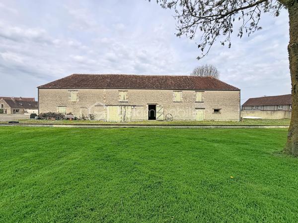 Découvrez cette maison à vendre, pleine de cachet et d'histoire. Avec ses 94 m² habitables, elle offre un espace de vie accueillant et fonctionnel. Située dans une zone paisible, elle vous promet un quotidien empreint de tranquillité.
Sa dépendance magnifique vous offre une possibilité d'aménagement multiples (appartements, stockage, salle de réceptions...)
Son terrain est également constructible et un projet d'aménagement est envisageable.

Cette maison se distingue par ses beaux volumes répartis sur 5 pièces, idéales pour aménager selon vos envies. L'agencement est à la fois convivial et pratique, parfait pour les amateurs de charme authentique. Son emplacement privilégié compense largement par les commodités environnantes et ses accès pratiques.
Le terrain 

Une occasion rare de revêtir un bien où le calme et la sérénité se conjugue avec un potentiel remarquable. Idéale pour les amoureux des demeures de caractère!