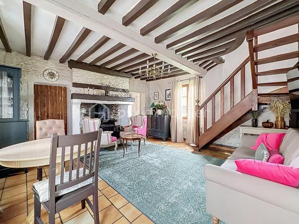 Découvrez cette maison à vendre, pleine de cachet et d'histoire. Avec ses 94 m² habitables, elle offre un espace de vie accueillant et fonctionnel. Située dans une zone paisible, elle vous promet un quotidien empreint de tranquillité.
Sa dépendance magnifique vous offre une possibilité d'aménagement multiples (appartements, stockage, salle de réceptions...)
Son terrain est également constructible et un projet d'aménagement est envisageable.

Cette maison se distingue par ses beaux volumes répartis sur 5 pièces, idéales pour aménager selon vos envies. L'agencement est à la fois convivial et pratique, parfait pour les amateurs de charme authentique. Son emplacement privilégié compense largement par les commodités environnantes et ses accès pratiques.
Le terrain 

Une occasion rare de revêtir un bien où le calme et la sérénité se conjugue avec un potentiel remarquable. Idéale pour les amoureux des demeures de caractère!