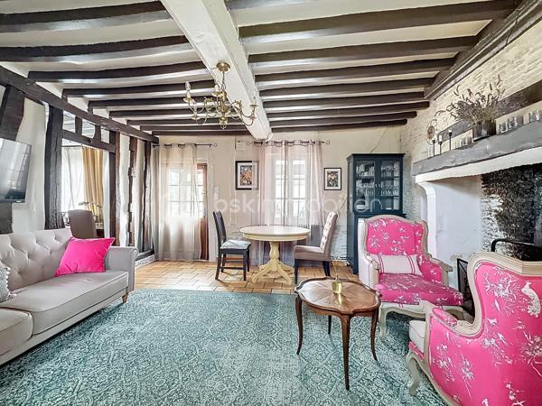 Découvrez cette maison à vendre, pleine de cachet et d'histoire. Avec ses 94 m² habitables, elle offre un espace de vie accueillant et fonctionnel. Située dans une zone paisible, elle vous promet un quotidien empreint de tranquillité.
Sa dépendance magnifique vous offre une possibilité d'aménagement multiples (appartements, stockage, salle de réceptions...)
Son terrain est également constructible et un projet d'aménagement est envisageable.

Cette maison se distingue par ses beaux volumes répartis sur 5 pièces, idéales pour aménager selon vos envies. L'agencement est à la fois convivial et pratique, parfait pour les amateurs de charme authentique. Son emplacement privilégié compense largement par les commodités environnantes et ses accès pratiques.
Le terrain 

Une occasion rare de revêtir un bien où le calme et la sérénité se conjugue avec un potentiel remarquable. Idéale pour les amoureux des demeures de caractère!