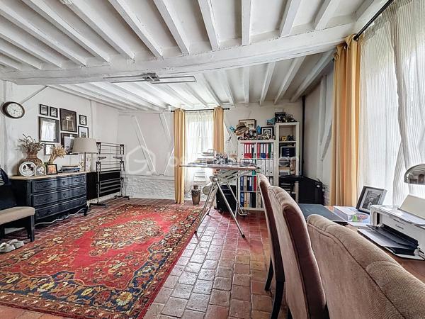 Découvrez cette maison à vendre, pleine de cachet et d'histoire. Avec ses 94 m² habitables, elle offre un espace de vie accueillant et fonctionnel. Située dans une zone paisible, elle vous promet un quotidien empreint de tranquillité.
Sa dépendance magnifique vous offre une possibilité d'aménagement multiples (appartements, stockage, salle de réceptions...)
Son terrain est également constructible et un projet d'aménagement est envisageable.

Cette maison se distingue par ses beaux volumes répartis sur 5 pièces, idéales pour aménager selon vos envies. L'agencement est à la fois convivial et pratique, parfait pour les amateurs de charme authentique. Son emplacement privilégié compense largement par les commodités environnantes et ses accès pratiques.
Le terrain 

Une occasion rare de revêtir un bien où le calme et la sérénité se conjugue avec un potentiel remarquable. Idéale pour les amoureux des demeures de caractère!