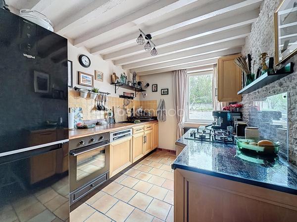 Découvrez cette maison à vendre, pleine de cachet et d'histoire. Avec ses 94 m² habitables, elle offre un espace de vie accueillant et fonctionnel. Située dans une zone paisible, elle vous promet un quotidien empreint de tranquillité.
Sa dépendance magnifique vous offre une possibilité d'aménagement multiples (appartements, stockage, salle de réceptions...)
Son terrain est également constructible et un projet d'aménagement est envisageable.

Cette maison se distingue par ses beaux volumes répartis sur 5 pièces, idéales pour aménager selon vos envies. L'agencement est à la fois convivial et pratique, parfait pour les amateurs de charme authentique. Son emplacement privilégié compense largement par les commodités environnantes et ses accès pratiques.
Le terrain 

Une occasion rare de revêtir un bien où le calme et la sérénité se conjugue avec un potentiel remarquable. Idéale pour les amoureux des demeures de caractère!