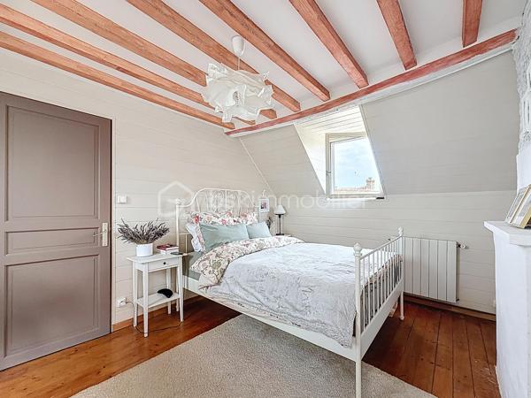 Découvrez cette maison à vendre, pleine de cachet et d'histoire. Avec ses 94 m² habitables, elle offre un espace de vie accueillant et fonctionnel. Située dans une zone paisible, elle vous promet un quotidien empreint de tranquillité.
Sa dépendance magnifique vous offre une possibilité d'aménagement multiples (appartements, stockage, salle de réceptions...)
Son terrain est également constructible et un projet d'aménagement est envisageable.

Cette maison se distingue par ses beaux volumes répartis sur 5 pièces, idéales pour aménager selon vos envies. L'agencement est à la fois convivial et pratique, parfait pour les amateurs de charme authentique. Son emplacement privilégié compense largement par les commodités environnantes et ses accès pratiques.
Le terrain 

Une occasion rare de revêtir un bien où le calme et la sérénité se conjugue avec un potentiel remarquable. Idéale pour les amoureux des demeures de caractère!