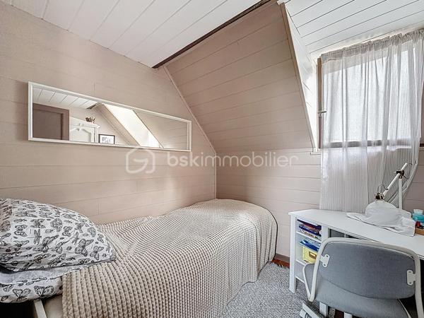 Découvrez cette maison à vendre, pleine de cachet et d'histoire. Avec ses 94 m² habitables, elle offre un espace de vie accueillant et fonctionnel. Située dans une zone paisible, elle vous promet un quotidien empreint de tranquillité.
Sa dépendance magnifique vous offre une possibilité d'aménagement multiples (appartements, stockage, salle de réceptions...)
Son terrain est également constructible et un projet d'aménagement est envisageable.

Cette maison se distingue par ses beaux volumes répartis sur 5 pièces, idéales pour aménager selon vos envies. L'agencement est à la fois convivial et pratique, parfait pour les amateurs de charme authentique. Son emplacement privilégié compense largement par les commodités environnantes et ses accès pratiques.
Le terrain 

Une occasion rare de revêtir un bien où le calme et la sérénité se conjugue avec un potentiel remarquable. Idéale pour les amoureux des demeures de caractère!