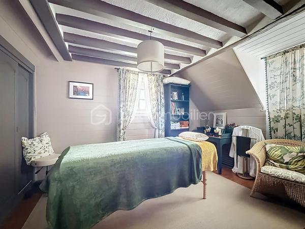 Découvrez cette maison à vendre, pleine de cachet et d'histoire. Avec ses 94 m² habitables, elle offre un espace de vie accueillant et fonctionnel. Située dans une zone paisible, elle vous promet un quotidien empreint de tranquillité.
Sa dépendance magnifique vous offre une possibilité d'aménagement multiples (appartements, stockage, salle de réceptions...)
Son terrain est également constructible et un projet d'aménagement est envisageable.

Cette maison se distingue par ses beaux volumes répartis sur 5 pièces, idéales pour aménager selon vos envies. L'agencement est à la fois convivial et pratique, parfait pour les amateurs de charme authentique. Son emplacement privilégié compense largement par les commodités environnantes et ses accès pratiques.
Le terrain 

Une occasion rare de revêtir un bien où le calme et la sérénité se conjugue avec un potentiel remarquable. Idéale pour les amoureux des demeures de caractère!