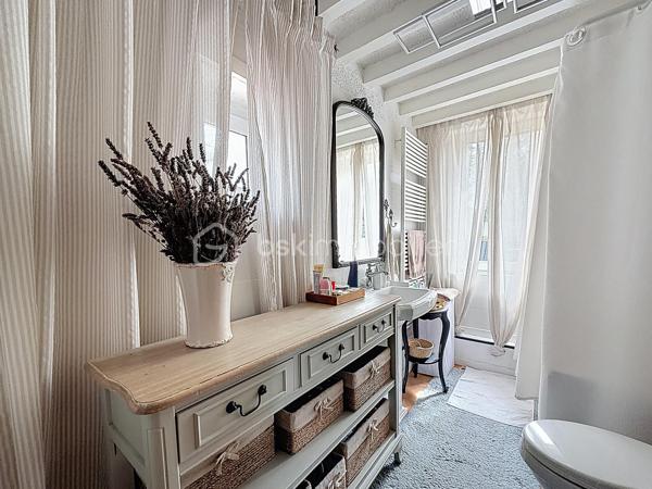 Découvrez cette maison à vendre, pleine de cachet et d'histoire. Avec ses 94 m² habitables, elle offre un espace de vie accueillant et fonctionnel. Située dans une zone paisible, elle vous promet un quotidien empreint de tranquillité.
Sa dépendance magnifique vous offre une possibilité d'aménagement multiples (appartements, stockage, salle de réceptions...)
Son terrain est également constructible et un projet d'aménagement est envisageable.

Cette maison se distingue par ses beaux volumes répartis sur 5 pièces, idéales pour aménager selon vos envies. L'agencement est à la fois convivial et pratique, parfait pour les amateurs de charme authentique. Son emplacement privilégié compense largement par les commodités environnantes et ses accès pratiques.
Le terrain 

Une occasion rare de revêtir un bien où le calme et la sérénité se conjugue avec un potentiel remarquable. Idéale pour les amoureux des demeures de caractère!