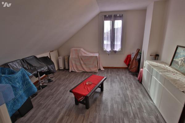 A vendre à Montereau, maison de ville de 165 m² sur deux étages, 6 pièces dont 4 chambres, sous-sol.