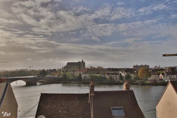 A vendre à Montereau, maison de ville de 165 m² sur deux étages, 6 pièces dont 4 chambres, sous-sol.