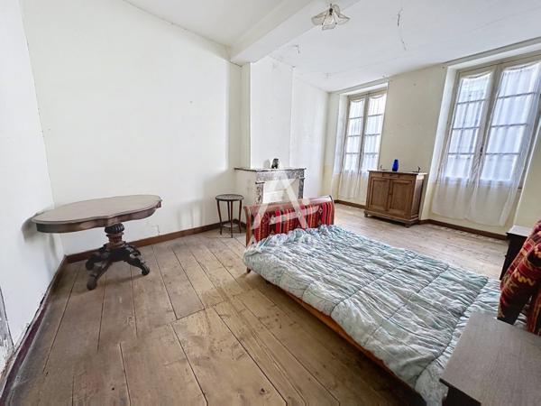 Maison de ville de caractère à rénover d'environ 228 m²