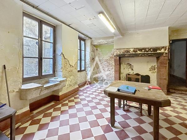Maison de ville de caractère à rénover d'environ 228 m²