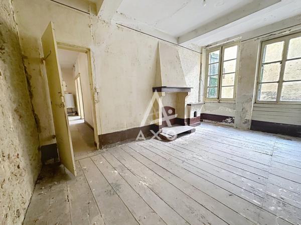 Maison de ville de caractère à rénover d'environ 228 m²