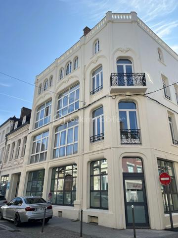 IMMEUBLE DE RAPPORT D'EXCEPTION – EMPLACEMENT PREMIUM – AUCUN TRAVAUX À PRÉVOIR

Au cœur du centre-ville de Cambrai, au 42/44 rue des Rôtisseurs (59400), à seulement 100 mètres de la Grand-Place et de son parking, découvrez cet immeuble de rapport de standing bénéficiant d'un emplacement recherché, dans un environnement calme et parfaitement entretenu.

Un investissement sécurisé

Immeuble entièrement rénové avec prestations de qualité.

Toiture neuve.

Ravalement de façade récent.

Ascenseur.

Aucun travaux à prévoir (hors entretien courant) pour les 10 prochaines années.

Le rez-de-chaussée et le 1er étage sont occupés par des bureaux loués au Conseil Départemental, garantissant une activité calme et une excellente qualité d'occupation.

L'ensemble est détenu au sein d'une SCI avec une gestion rigoureuse assurée par KPMG.

Composition

La partie proposée à la vente comprend :

5 appartements, tous loués.

4 bureaux loués au Conseil Départemental.

Baux sécurisés, dont plusieurs baux notariés.

Taxe foncière des bureaux prise en charge par le locataire.

Situation locative

Le bien bénéficie d'une occupation à 100 % et d'une forte demande locative, avec une liste d'attente permanente, notamment de la part du personnel hospitalier.

Revenus locatifs

Lots

Loyer annuel

5 appartements

42 280 €

4 bureaux (Conseil Départemental)

37 403 €

Total annuel

79 683 €

Revenus locatifs annuels : environ 79 683 €, avec des charges largement récupérées auprès des locataires.

Les atouts

Emplacement n°1 en hypercentre.

Immeuble entièrement rénové.

Locataires de qualité.

Revenus immédiats.

Gestion simplifiée.

Excellente pérennité de l'investissement.

Aucun gros travaux à prévoir.

Un immeuble patrimonial rare sur le marché, offrant un excellent niveau de sécurité locative et un rendement attractif.

À découvrir sans tarder.