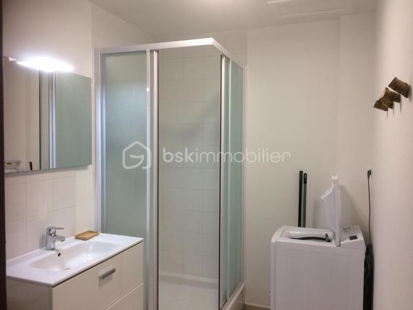 IMMEUBLE DE RAPPORT D'EXCEPTION – EMPLACEMENT PREMIUM – AUCUN TRAVAUX À PRÉVOIR

Au cœur du centre-ville de Cambrai, au 42/44 rue des Rôtisseurs (59400), à seulement 100 mètres de la Grand-Place et de son parking, découvrez cet immeuble de rapport de standing bénéficiant d'un emplacement recherché, dans un environnement calme et parfaitement entretenu.

Un investissement sécurisé

Immeuble entièrement rénové avec prestations de qualité.

Toiture neuve.

Ravalement de façade récent.

Ascenseur.

Aucun travaux à prévoir (hors entretien courant) pour les 10 prochaines années.

Le rez-de-chaussée et le 1er étage sont occupés par des bureaux loués au Conseil Départemental, garantissant une activité calme et une excellente qualité d'occupation.

L'ensemble est détenu au sein d'une SCI avec une gestion rigoureuse assurée par KPMG.

Composition

La partie proposée à la vente comprend :

5 appartements, tous loués.

4 bureaux loués au Conseil Départemental.

Baux sécurisés, dont plusieurs baux notariés.

Taxe foncière des bureaux prise en charge par le locataire.

Situation locative

Le bien bénéficie d'une occupation à 100 % et d'une forte demande locative, avec une liste d'attente permanente, notamment de la part du personnel hospitalier.

Revenus locatifs

Lots

Loyer annuel

5 appartements

42 280 €

4 bureaux (Conseil Départemental)

37 403 €

Total annuel

79 683 €

Revenus locatifs annuels : environ 79 683 €, avec des charges largement récupérées auprès des locataires.

Les atouts

Emplacement n°1 en hypercentre.

Immeuble entièrement rénové.

Locataires de qualité.

Revenus immédiats.

Gestion simplifiée.

Excellente pérennité de l'investissement.

Aucun gros travaux à prévoir.

Un immeuble patrimonial rare sur le marché, offrant un excellent niveau de sécurité locative et un rendement attractif.

À découvrir sans tarder.