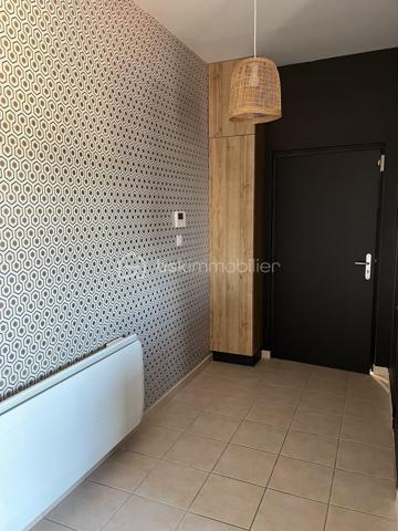 IMMEUBLE DE RAPPORT D'EXCEPTION – EMPLACEMENT PREMIUM – AUCUN TRAVAUX À PRÉVOIR

Au cœur du centre-ville de Cambrai, au 42/44 rue des Rôtisseurs (59400), à seulement 100 mètres de la Grand-Place et de son parking, découvrez cet immeuble de rapport de standing bénéficiant d'un emplacement recherché, dans un environnement calme et parfaitement entretenu.

Un investissement sécurisé

Immeuble entièrement rénové avec prestations de qualité.

Toiture neuve.

Ravalement de façade récent.

Ascenseur.

Aucun travaux à prévoir (hors entretien courant) pour les 10 prochaines années.

Le rez-de-chaussée et le 1er étage sont occupés par des bureaux loués au Conseil Départemental, garantissant une activité calme et une excellente qualité d'occupation.

L'ensemble est détenu au sein d'une SCI avec une gestion rigoureuse assurée par KPMG.

Composition

La partie proposée à la vente comprend :

5 appartements, tous loués.

4 bureaux loués au Conseil Départemental.

Baux sécurisés, dont plusieurs baux notariés.

Taxe foncière des bureaux prise en charge par le locataire.

Situation locative

Le bien bénéficie d'une occupation à 100 % et d'une forte demande locative, avec une liste d'attente permanente, notamment de la part du personnel hospitalier.

Revenus locatifs

Lots

Loyer annuel

5 appartements

42 280 €

4 bureaux (Conseil Départemental)

37 403 €

Total annuel

79 683 €

Revenus locatifs annuels : environ 79 683 €, avec des charges largement récupérées auprès des locataires.

Les atouts

Emplacement n°1 en hypercentre.

Immeuble entièrement rénové.

Locataires de qualité.

Revenus immédiats.

Gestion simplifiée.

Excellente pérennité de l'investissement.

Aucun gros travaux à prévoir.

Un immeuble patrimonial rare sur le marché, offrant un excellent niveau de sécurité locative et un rendement attractif.

À découvrir sans tarder.