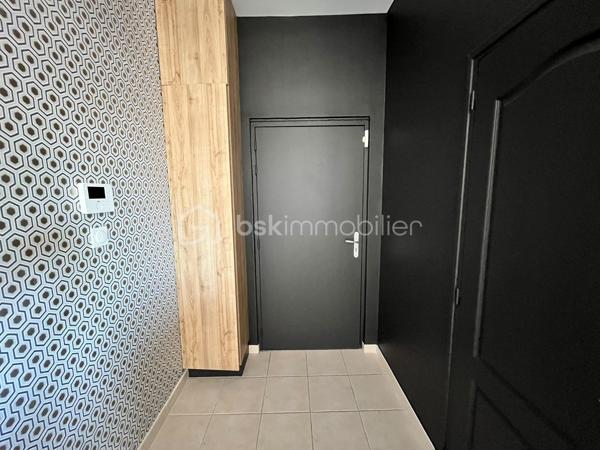 IMMEUBLE DE RAPPORT D'EXCEPTION – EMPLACEMENT PREMIUM – AUCUN TRAVAUX À PRÉVOIR

Au cœur du centre-ville de Cambrai, au 42/44 rue des Rôtisseurs (59400), à seulement 100 mètres de la Grand-Place et de son parking, découvrez cet immeuble de rapport de standing bénéficiant d'un emplacement recherché, dans un environnement calme et parfaitement entretenu.

Un investissement sécurisé

Immeuble entièrement rénové avec prestations de qualité.

Toiture neuve.

Ravalement de façade récent.

Ascenseur.

Aucun travaux à prévoir (hors entretien courant) pour les 10 prochaines années.

Le rez-de-chaussée et le 1er étage sont occupés par des bureaux loués au Conseil Départemental, garantissant une activité calme et une excellente qualité d'occupation.

L'ensemble est détenu au sein d'une SCI avec une gestion rigoureuse assurée par KPMG.

Composition

La partie proposée à la vente comprend :

5 appartements, tous loués.

4 bureaux loués au Conseil Départemental.

Baux sécurisés, dont plusieurs baux notariés.

Taxe foncière des bureaux prise en charge par le locataire.

Situation locative

Le bien bénéficie d'une occupation à 100 % et d'une forte demande locative, avec une liste d'attente permanente, notamment de la part du personnel hospitalier.

Revenus locatifs

Lots

Loyer annuel

5 appartements

42 280 €

4 bureaux (Conseil Départemental)

37 403 €

Total annuel

79 683 €

Revenus locatifs annuels : environ 79 683 €, avec des charges largement récupérées auprès des locataires.

Les atouts

Emplacement n°1 en hypercentre.

Immeuble entièrement rénové.

Locataires de qualité.

Revenus immédiats.

Gestion simplifiée.

Excellente pérennité de l'investissement.

Aucun gros travaux à prévoir.

Un immeuble patrimonial rare sur le marché, offrant un excellent niveau de sécurité locative et un rendement attractif.

À découvrir sans tarder.