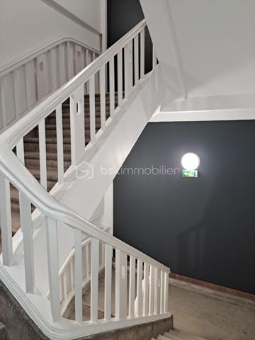 IMMEUBLE DE RAPPORT D'EXCEPTION – EMPLACEMENT PREMIUM – AUCUN TRAVAUX À PRÉVOIR

Au cœur du centre-ville de Cambrai, au 42/44 rue des Rôtisseurs (59400), à seulement 100 mètres de la Grand-Place et de son parking, découvrez cet immeuble de rapport de standing bénéficiant d'un emplacement recherché, dans un environnement calme et parfaitement entretenu.

Un investissement sécurisé

Immeuble entièrement rénové avec prestations de qualité.

Toiture neuve.

Ravalement de façade récent.

Ascenseur.

Aucun travaux à prévoir (hors entretien courant) pour les 10 prochaines années.

Le rez-de-chaussée et le 1er étage sont occupés par des bureaux loués au Conseil Départemental, garantissant une activité calme et une excellente qualité d'occupation.

L'ensemble est détenu au sein d'une SCI avec une gestion rigoureuse assurée par KPMG.

Composition

La partie proposée à la vente comprend :

5 appartements, tous loués.

4 bureaux loués au Conseil Départemental.

Baux sécurisés, dont plusieurs baux notariés.

Taxe foncière des bureaux prise en charge par le locataire.

Situation locative

Le bien bénéficie d'une occupation à 100 % et d'une forte demande locative, avec une liste d'attente permanente, notamment de la part du personnel hospitalier.

Revenus locatifs

Lots

Loyer annuel

5 appartements

42 280 €

4 bureaux (Conseil Départemental)

37 403 €

Total annuel

79 683 €

Revenus locatifs annuels : environ 79 683 €, avec des charges largement récupérées auprès des locataires.

Les atouts

Emplacement n°1 en hypercentre.

Immeuble entièrement rénové.

Locataires de qualité.

Revenus immédiats.

Gestion simplifiée.

Excellente pérennité de l'investissement.

Aucun gros travaux à prévoir.

Un immeuble patrimonial rare sur le marché, offrant un excellent niveau de sécurité locative et un rendement attractif.

À découvrir sans tarder.