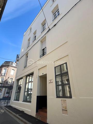 IMMEUBLE DE RAPPORT D'EXCEPTION – EMPLACEMENT PREMIUM – AUCUN TRAVAUX À PRÉVOIR

Au cœur du centre-ville de Cambrai, au 42/44 rue des Rôtisseurs (59400), à seulement 100 mètres de la Grand-Place et de son parking, découvrez cet immeuble de rapport de standing bénéficiant d'un emplacement recherché, dans un environnement calme et parfaitement entretenu.

Un investissement sécurisé

Immeuble entièrement rénové avec prestations de qualité.

Toiture neuve.

Ravalement de façade récent.

Ascenseur.

Aucun travaux à prévoir (hors entretien courant) pour les 10 prochaines années.

Le rez-de-chaussée et le 1er étage sont occupés par des bureaux loués au Conseil Départemental, garantissant une activité calme et une excellente qualité d'occupation.

L'ensemble est détenu au sein d'une SCI avec une gestion rigoureuse assurée par KPMG.

Composition

La partie proposée à la vente comprend :

5 appartements, tous loués.

4 bureaux loués au Conseil Départemental.

Baux sécurisés, dont plusieurs baux notariés.

Taxe foncière des bureaux prise en charge par le locataire.

Situation locative

Le bien bénéficie d'une occupation à 100 % et d'une forte demande locative, avec une liste d'attente permanente, notamment de la part du personnel hospitalier.

Revenus locatifs

Lots

Loyer annuel

5 appartements

42 280 €

4 bureaux (Conseil Départemental)

37 403 €

Total annuel

79 683 €

Revenus locatifs annuels : environ 79 683 €, avec des charges largement récupérées auprès des locataires.

Les atouts

Emplacement n°1 en hypercentre.

Immeuble entièrement rénové.

Locataires de qualité.

Revenus immédiats.

Gestion simplifiée.

Excellente pérennité de l'investissement.

Aucun gros travaux à prévoir.

Un immeuble patrimonial rare sur le marché, offrant un excellent niveau de sécurité locative et un rendement attractif.

À découvrir sans tarder.