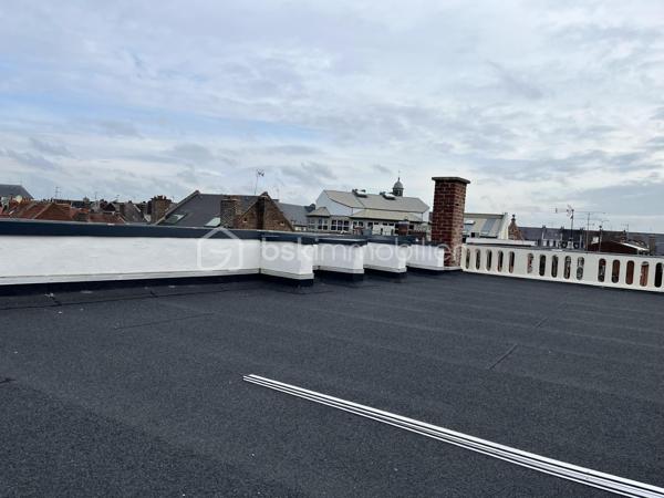 IMMEUBLE DE RAPPORT D'EXCEPTION – EMPLACEMENT PREMIUM – AUCUN TRAVAUX À PRÉVOIR

Au cœur du centre-ville de Cambrai, au 42/44 rue des Rôtisseurs (59400), à seulement 100 mètres de la Grand-Place et de son parking, découvrez cet immeuble de rapport de standing bénéficiant d'un emplacement recherché, dans un environnement calme et parfaitement entretenu.

Un investissement sécurisé

Immeuble entièrement rénové avec prestations de qualité.

Toiture neuve.

Ravalement de façade récent.

Ascenseur.

Aucun travaux à prévoir (hors entretien courant) pour les 10 prochaines années.

Le rez-de-chaussée et le 1er étage sont occupés par des bureaux loués au Conseil Départemental, garantissant une activité calme et une excellente qualité d'occupation.

L'ensemble est détenu au sein d'une SCI avec une gestion rigoureuse assurée par KPMG.

Composition

La partie proposée à la vente comprend :

5 appartements, tous loués.

4 bureaux loués au Conseil Départemental.

Baux sécurisés, dont plusieurs baux notariés.

Taxe foncière des bureaux prise en charge par le locataire.

Situation locative

Le bien bénéficie d'une occupation à 100 % et d'une forte demande locative, avec une liste d'attente permanente, notamment de la part du personnel hospitalier.

Revenus locatifs

Lots

Loyer annuel

5 appartements

42 280 €

4 bureaux (Conseil Départemental)

37 403 €

Total annuel

79 683 €

Revenus locatifs annuels : environ 79 683 €, avec des charges largement récupérées auprès des locataires.

Les atouts

Emplacement n°1 en hypercentre.

Immeuble entièrement rénové.

Locataires de qualité.

Revenus immédiats.

Gestion simplifiée.

Excellente pérennité de l'investissement.

Aucun gros travaux à prévoir.

Un immeuble patrimonial rare sur le marché, offrant un excellent niveau de sécurité locative et un rendement attractif.

À découvrir sans tarder.