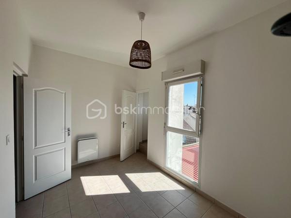IMMEUBLE DE RAPPORT D'EXCEPTION – EMPLACEMENT PREMIUM – AUCUN TRAVAUX À PRÉVOIR

Au cœur du centre-ville de Cambrai, au 42/44 rue des Rôtisseurs (59400), à seulement 100 mètres de la Grand-Place et de son parking, découvrez cet immeuble de rapport de standing bénéficiant d'un emplacement recherché, dans un environnement calme et parfaitement entretenu.

Un investissement sécurisé

Immeuble entièrement rénové avec prestations de qualité.

Toiture neuve.

Ravalement de façade récent.

Ascenseur.

Aucun travaux à prévoir (hors entretien courant) pour les 10 prochaines années.

Le rez-de-chaussée et le 1er étage sont occupés par des bureaux loués au Conseil Départemental, garantissant une activité calme et une excellente qualité d'occupation.

L'ensemble est détenu au sein d'une SCI avec une gestion rigoureuse assurée par KPMG.

Composition

La partie proposée à la vente comprend :

5 appartements, tous loués.

4 bureaux loués au Conseil Départemental.

Baux sécurisés, dont plusieurs baux notariés.

Taxe foncière des bureaux prise en charge par le locataire.

Situation locative

Le bien bénéficie d'une occupation à 100 % et d'une forte demande locative, avec une liste d'attente permanente, notamment de la part du personnel hospitalier.

Revenus locatifs

Lots

Loyer annuel

5 appartements

42 280 €

4 bureaux (Conseil Départemental)

37 403 €

Total annuel

79 683 €

Revenus locatifs annuels : environ 79 683 €, avec des charges largement récupérées auprès des locataires.

Les atouts

Emplacement n°1 en hypercentre.

Immeuble entièrement rénové.

Locataires de qualité.

Revenus immédiats.

Gestion simplifiée.

Excellente pérennité de l'investissement.

Aucun gros travaux à prévoir.

Un immeuble patrimonial rare sur le marché, offrant un excellent niveau de sécurité locative et un rendement attractif.

À découvrir sans tarder.