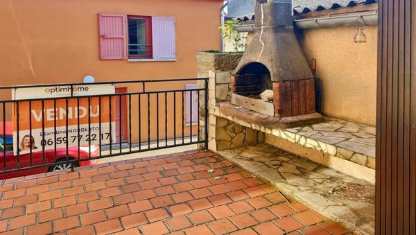 Maison de village + terrasse + garage et dépendances à Vertaizon