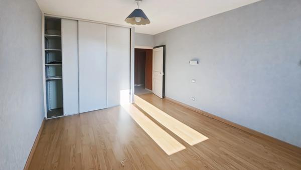 Maison de village + terrasse + garage et dépendances à Vertaizon