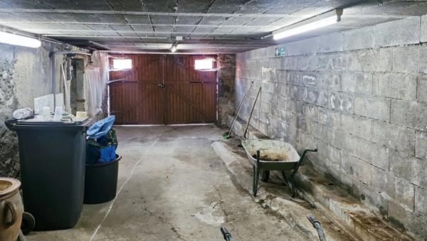 Maison de village + terrasse + garage et dépendances à Vertaizon