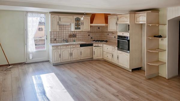 Maison de village + terrasse + garage et dépendances à Vertaizon