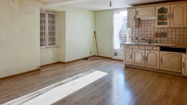 Maison de village + terrasse + garage et dépendances à Vertaizon