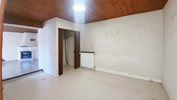 Maison de village + terrasse + garage et dépendances à Vertaizon