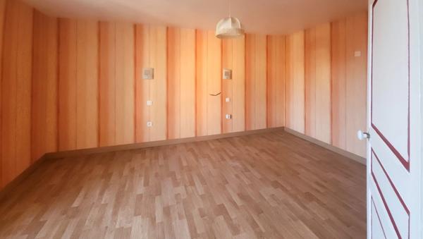 Maison de village + terrasse + garage et dépendances à Vertaizon